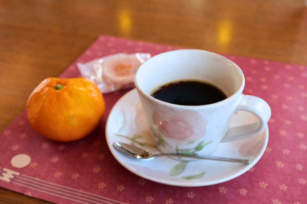 「伊予灘ものがたり」で使用される砥部焼（とべりて特製）のコーヒーカップ