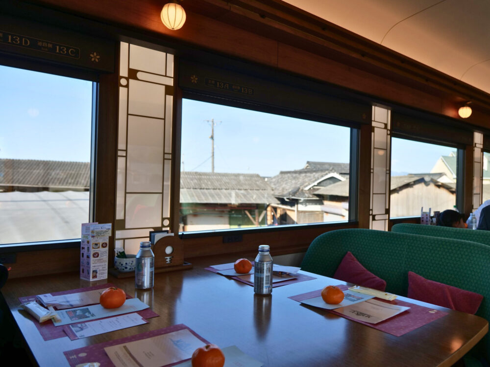 「伊予灘ものがたり」の3～4人で利用できるBOX席