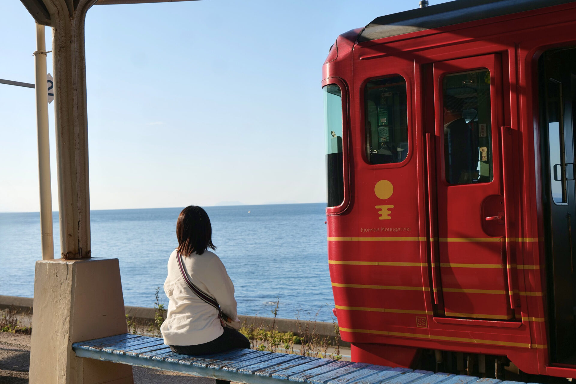 下灘駅に停車中の伊予灘ものがたり