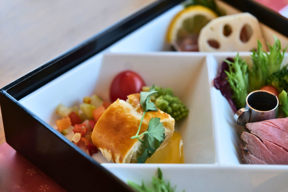 「伊予灘ものがたり」の料理 愛媛県産真鯛のパイ包み ポンカンのソースで