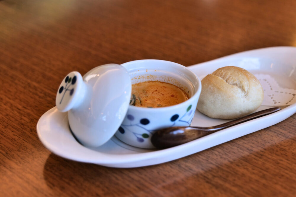 「伊予灘ものがたり」で提供される温かいお料理と砥部焼