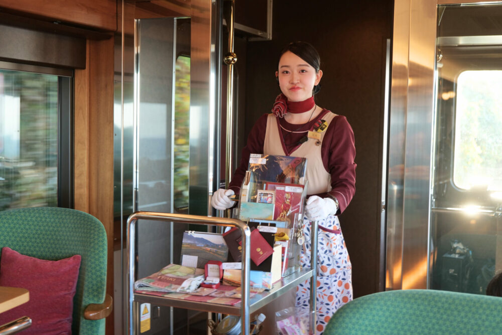 「伊予灘ものがたり」は懐かしの車内販売スタイル