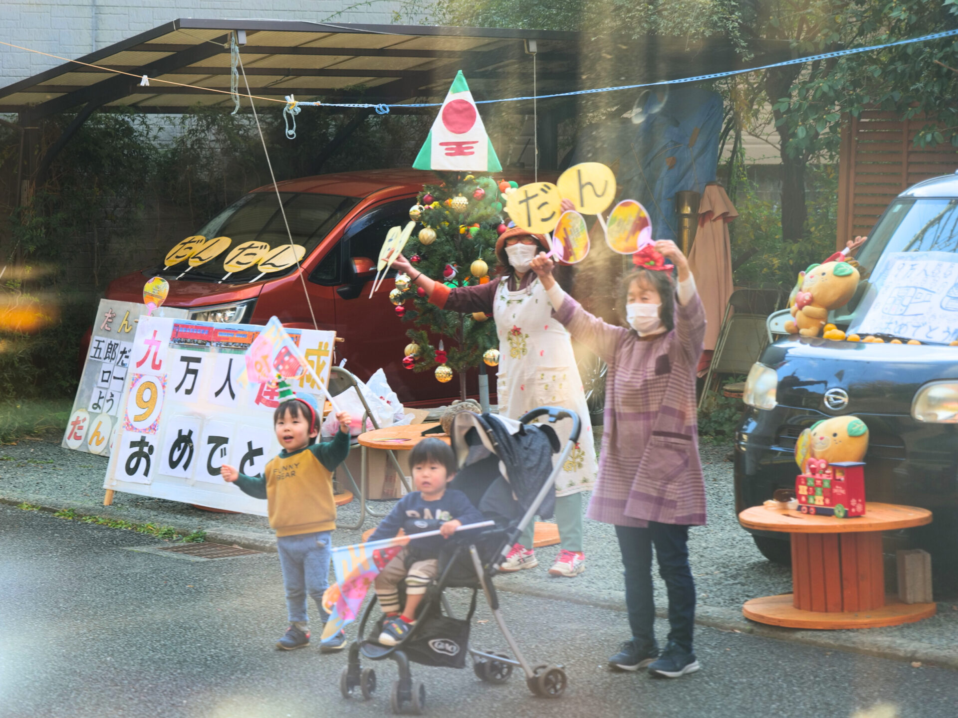 伊予灘ものがたりに笑顔で手を振る地域住民の方々