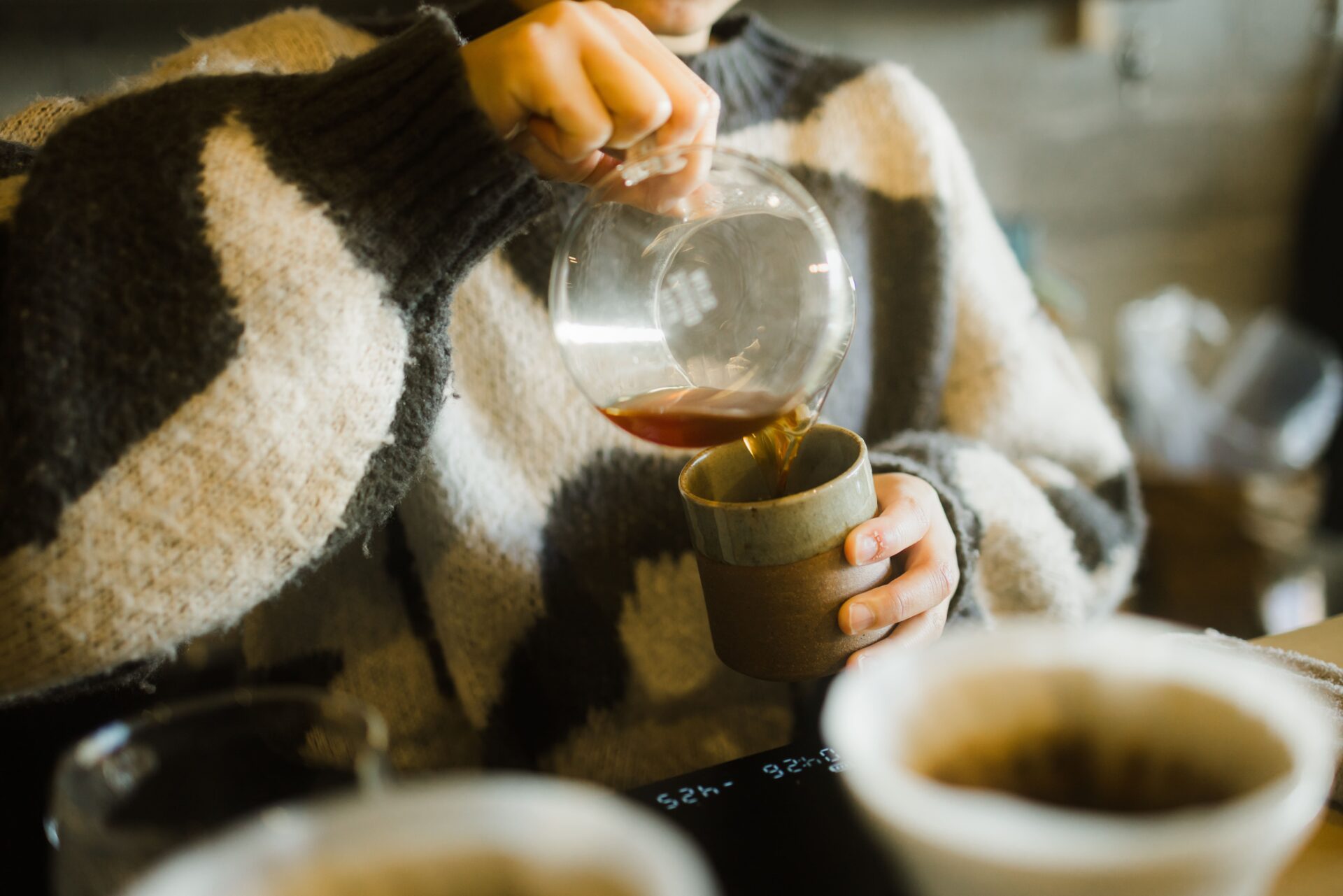 トーコーヒーでコーヒーを淹れる西谷さん 