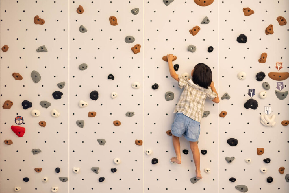 ボルダリングが楽しめるクライミングウォール
