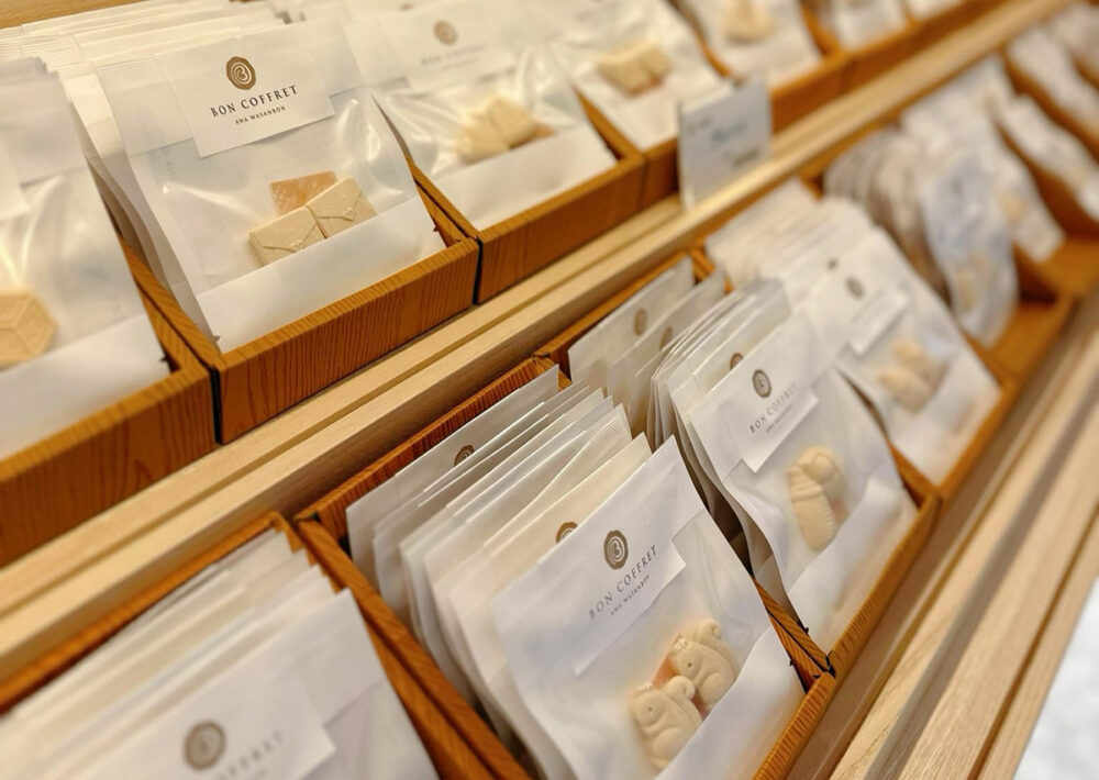 BON COFFRET店内に並ぶ和三盆