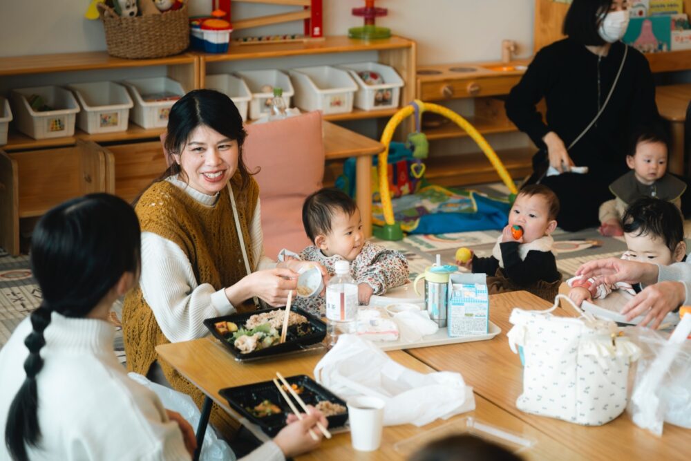 「マチノワみんなのお茶の間」で食事を楽しむママたち