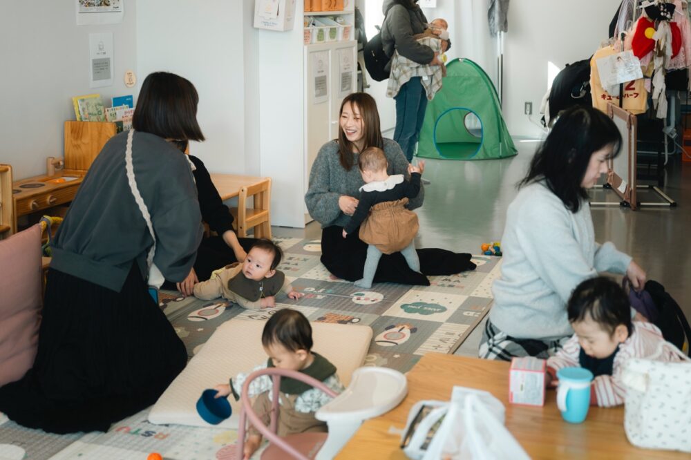 「マチノワみんなのお茶の間」が赤ちゃんとママ・パパで賑わう様子