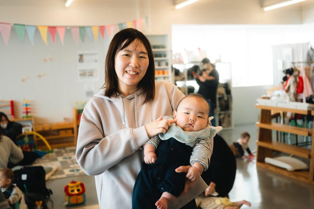 「マチノワみんなのお茶の間」を利用する親子