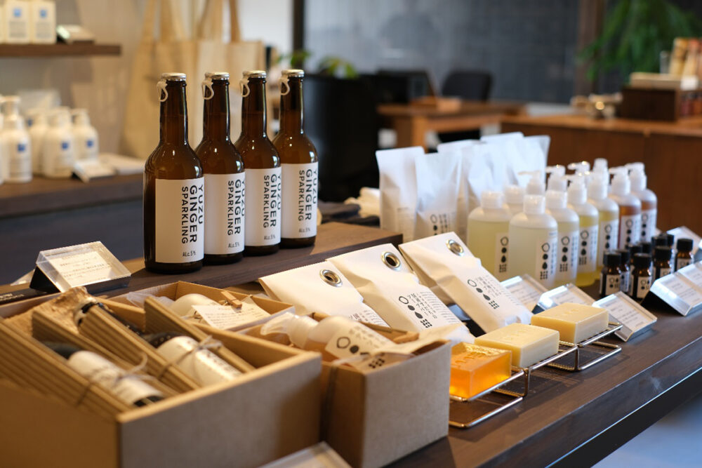 山神果樹薬草園ファクトリーショップの内観