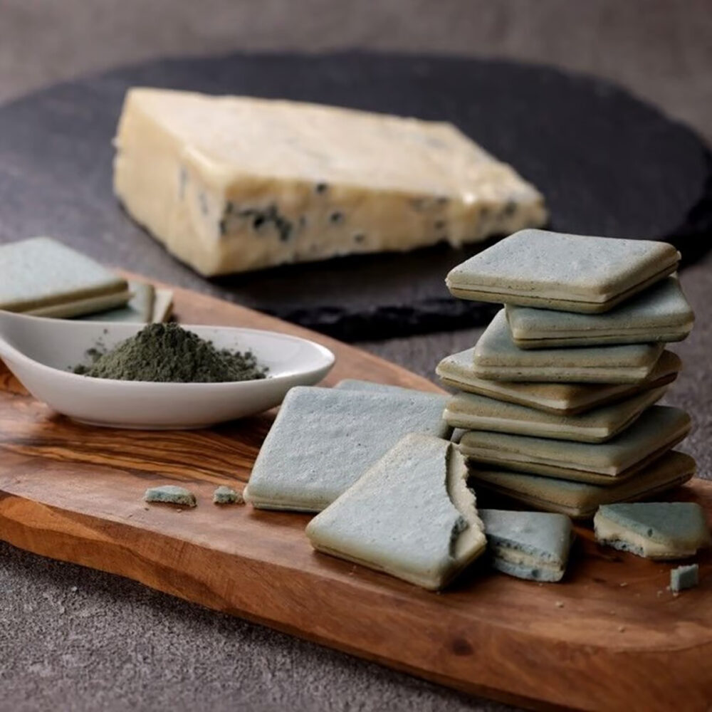 徳島にあるBONARMの藍チーズラングドシャ