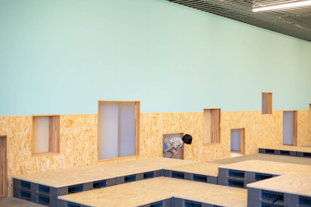 パレットを使用した遊具で遊ぶ子ども