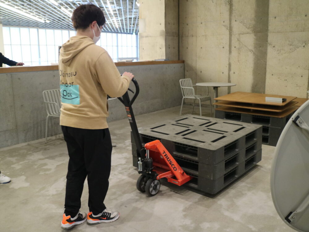 パレットを移動する様子