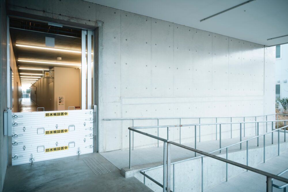 おきのすインドアパークの出入り口にある防水板