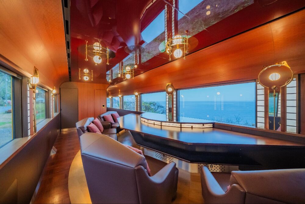 「伊予灘ものがたり」貸し切り個室の3号車「陽華の章」