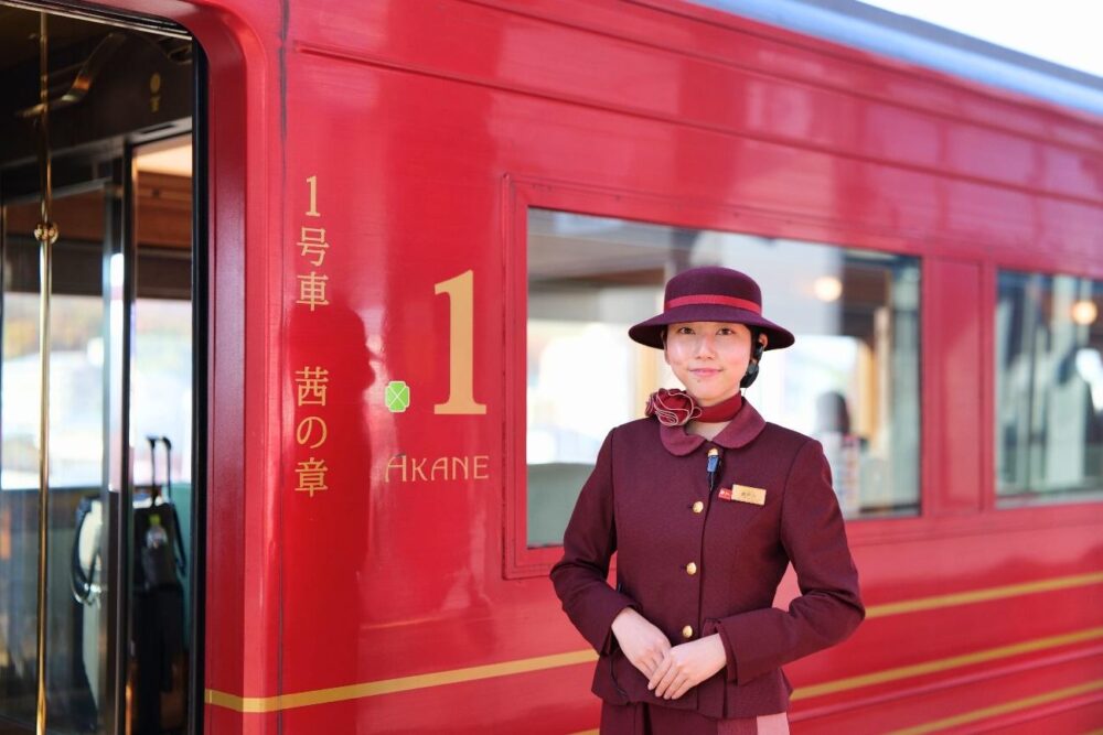 快適な旅を提供してくれる「伊予灘ものがたり」アテンダントさんの笑顔