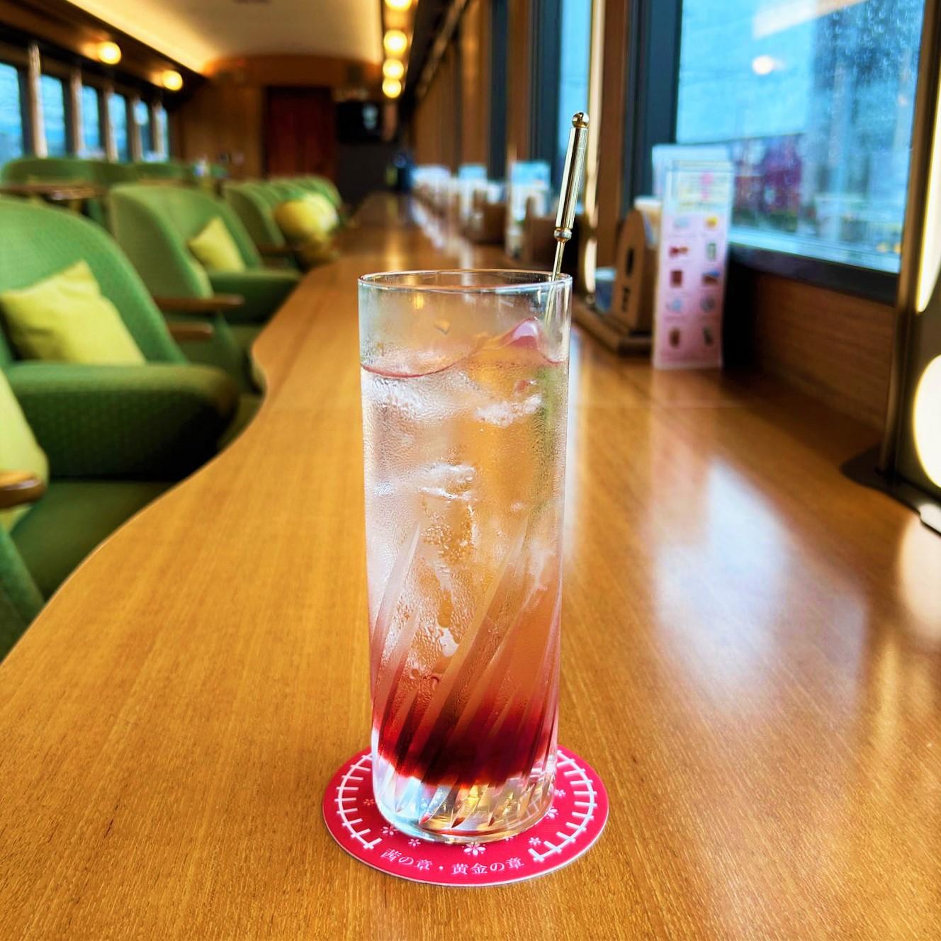 「伊予灘ものがたり」ではアルコールの注文もOK