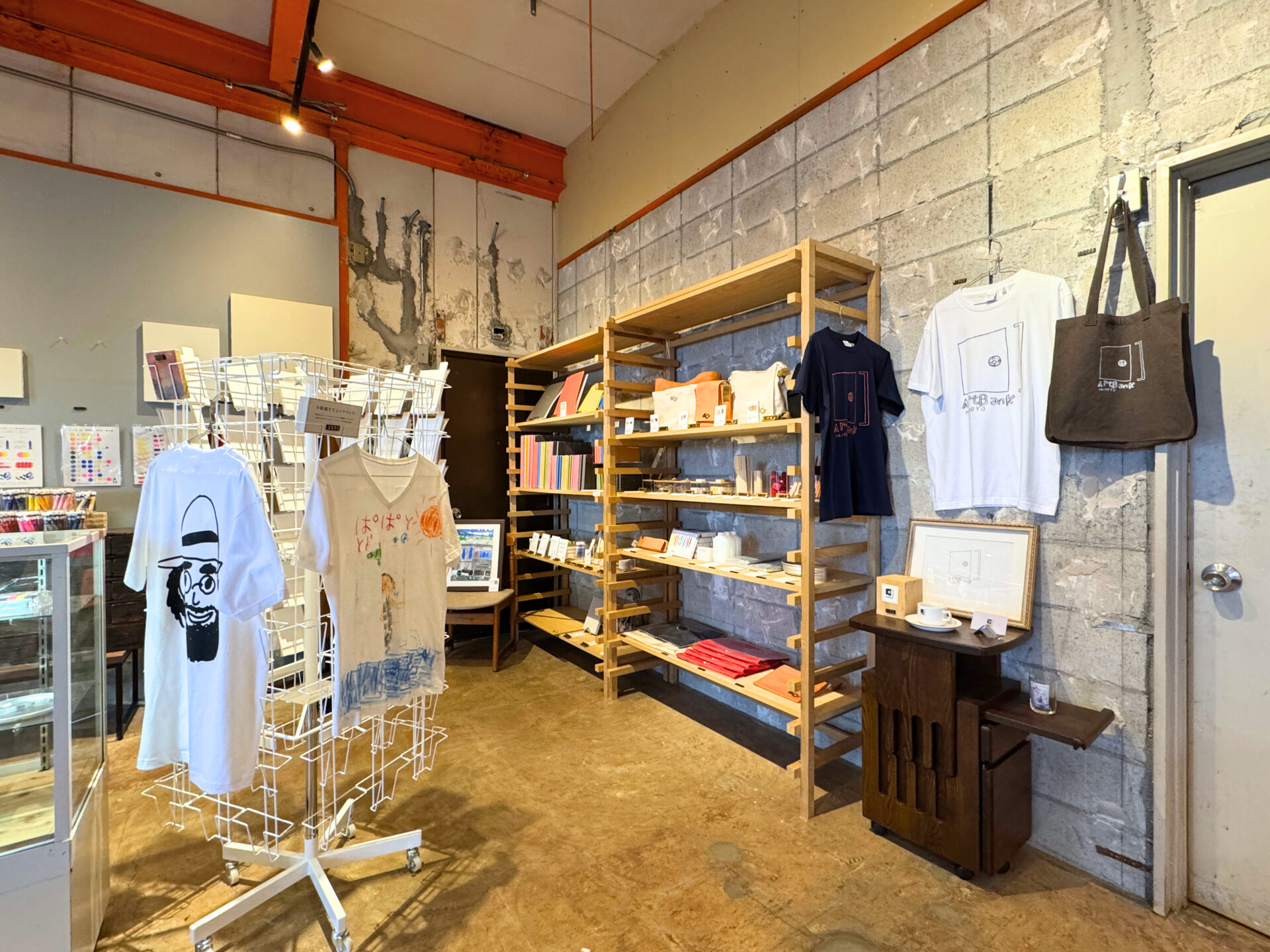 味のあるロゴマークが可愛い、「アートバンク三豊」のオリジナルグッズたち