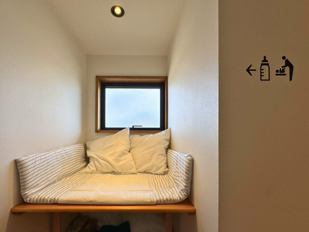 「おむすび座」のオムツ交換スペース