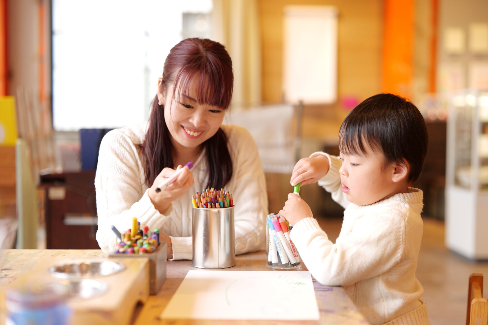 「アートバンク三豊」で画材選びも楽しむさぬきよファミリー