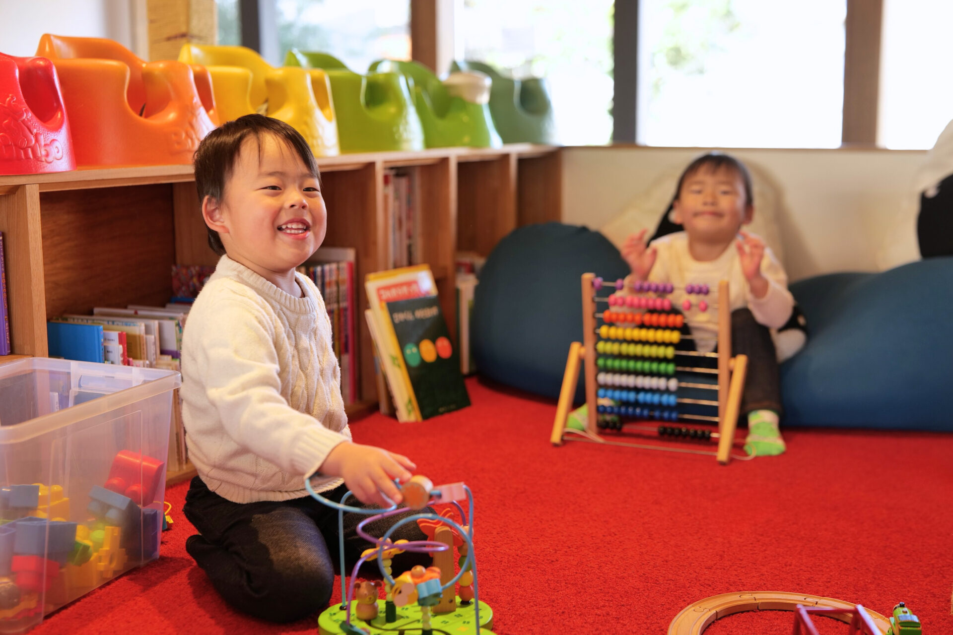 色々なおもちゃがある「おむすび座」のキッズスペースで遊ぶ様子