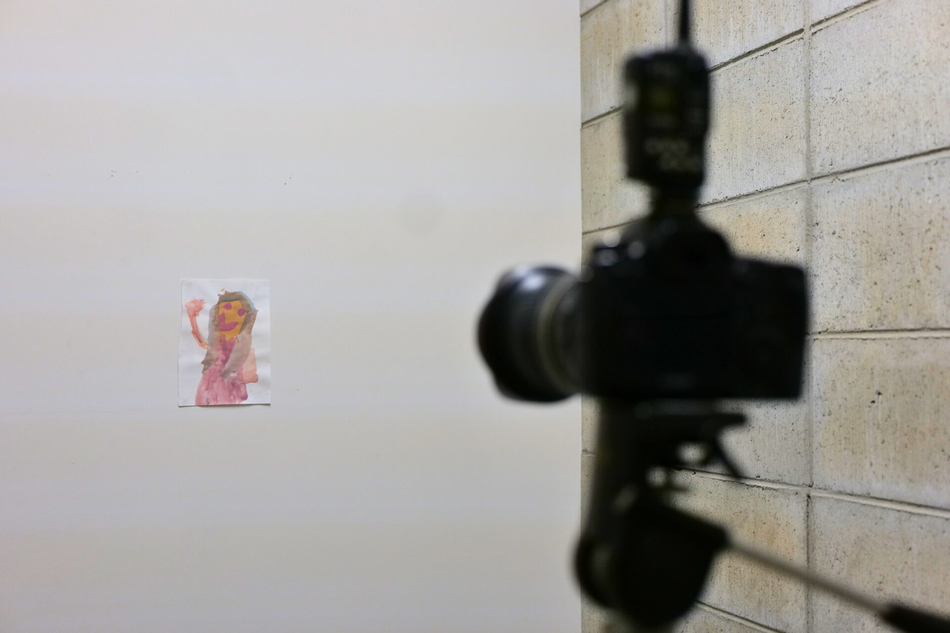 「アートバンク三豊」で作った作品を撮影・デジタル化しオリジナルグッズにする様子