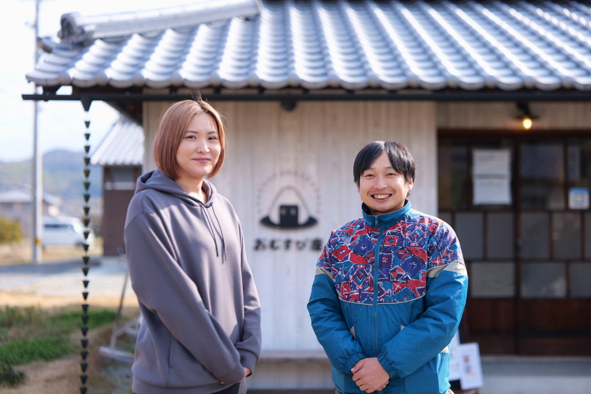 「おむすび座」マネージャーの塩野亜紀子さんと「しわく堂」代表の平宅正人さん