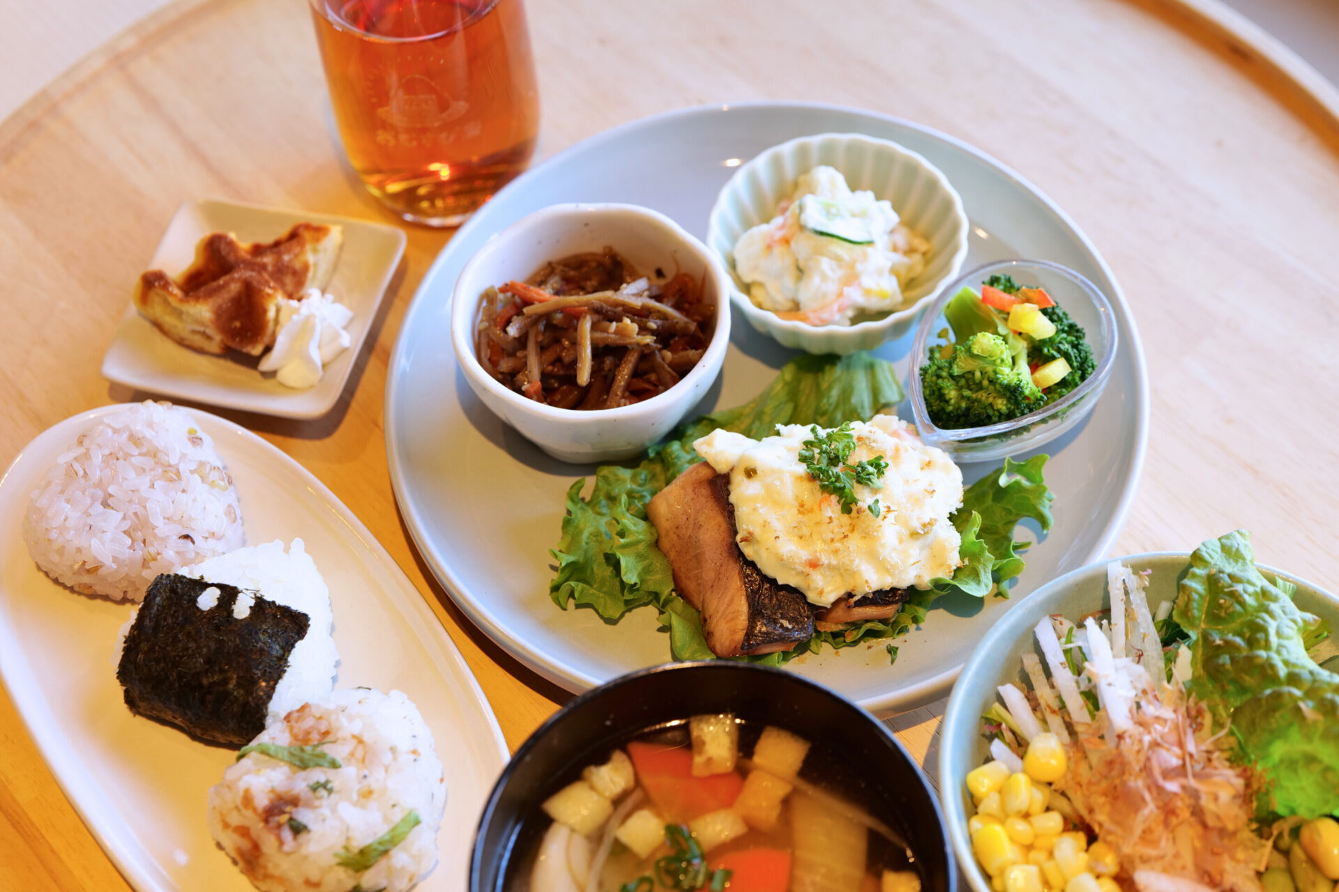 「おむすび座」の月替わりの選べるワンプレートランチ・おさかな