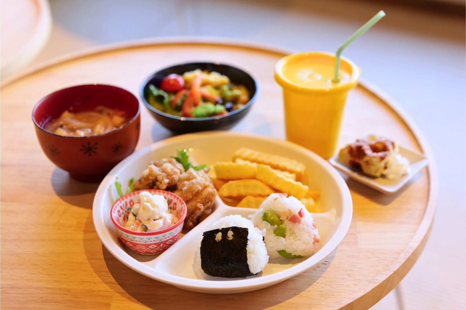 「おむすび座」のキッズランチのプレート