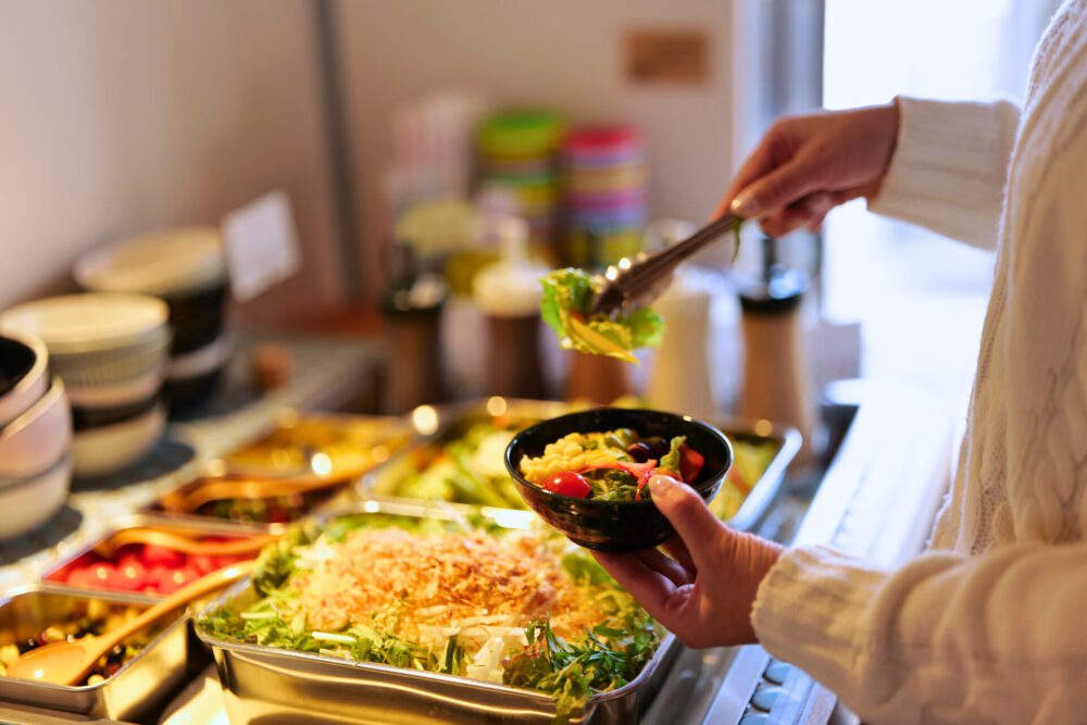 新鮮で彩りも美しい野菜が並び、ドレッシングも豊富なサラダバー