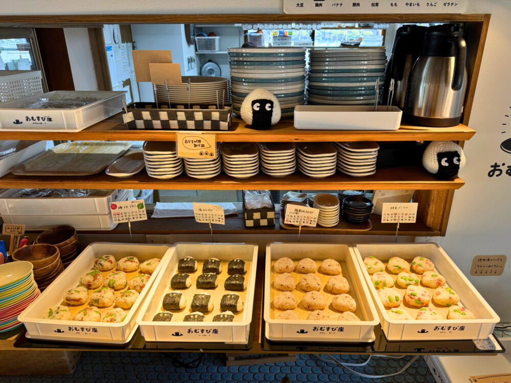 「おむすび座」にずらりと並ぶ食べ放題おむすび