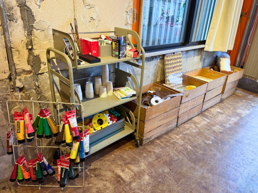 地域の方々から寄付された画材が詰まった「未完箱」