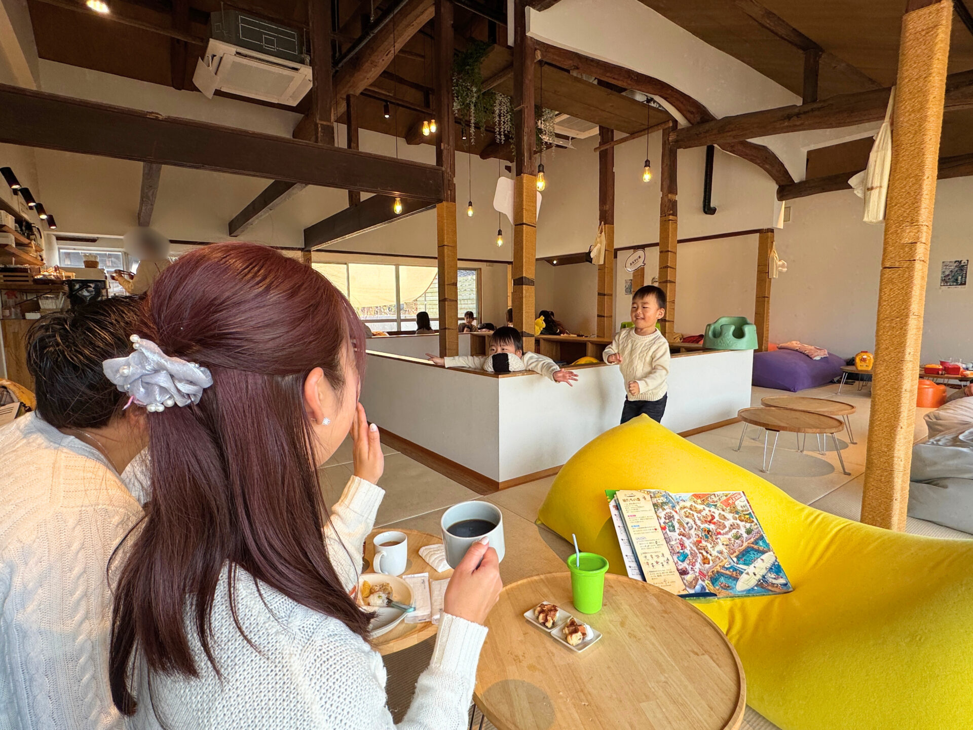 コーヒーを片手に、子どもたちを見守るさぬきよファミリーのママとパパ