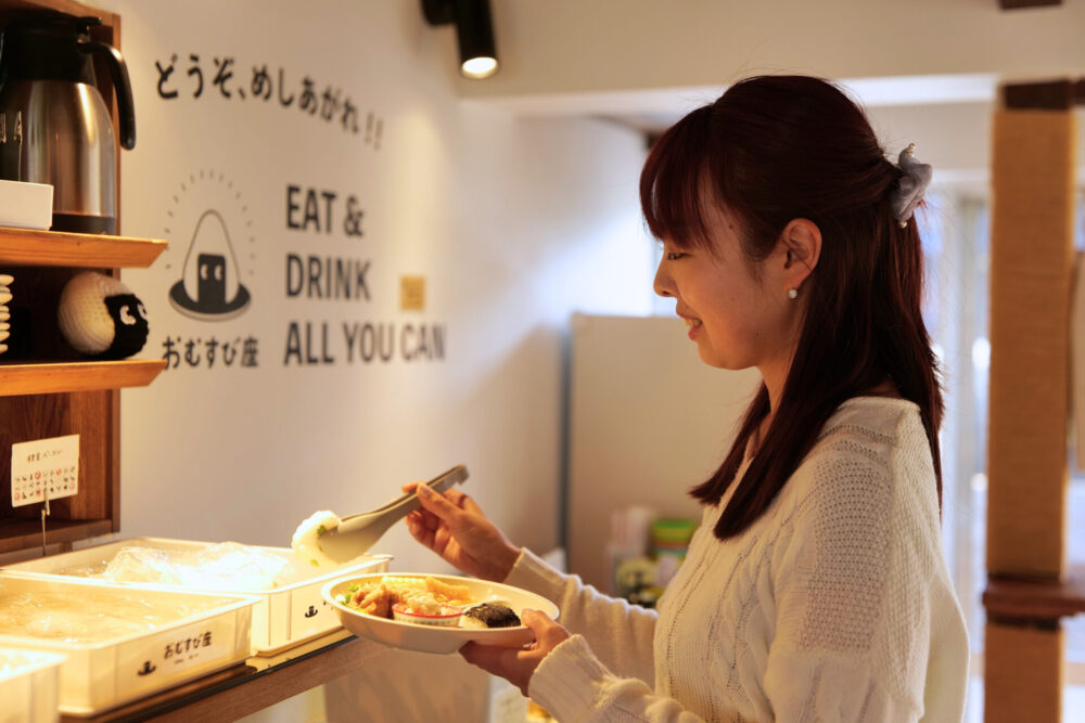 食べ放題のおむすびを選ぶさぬきよファミリーのママ