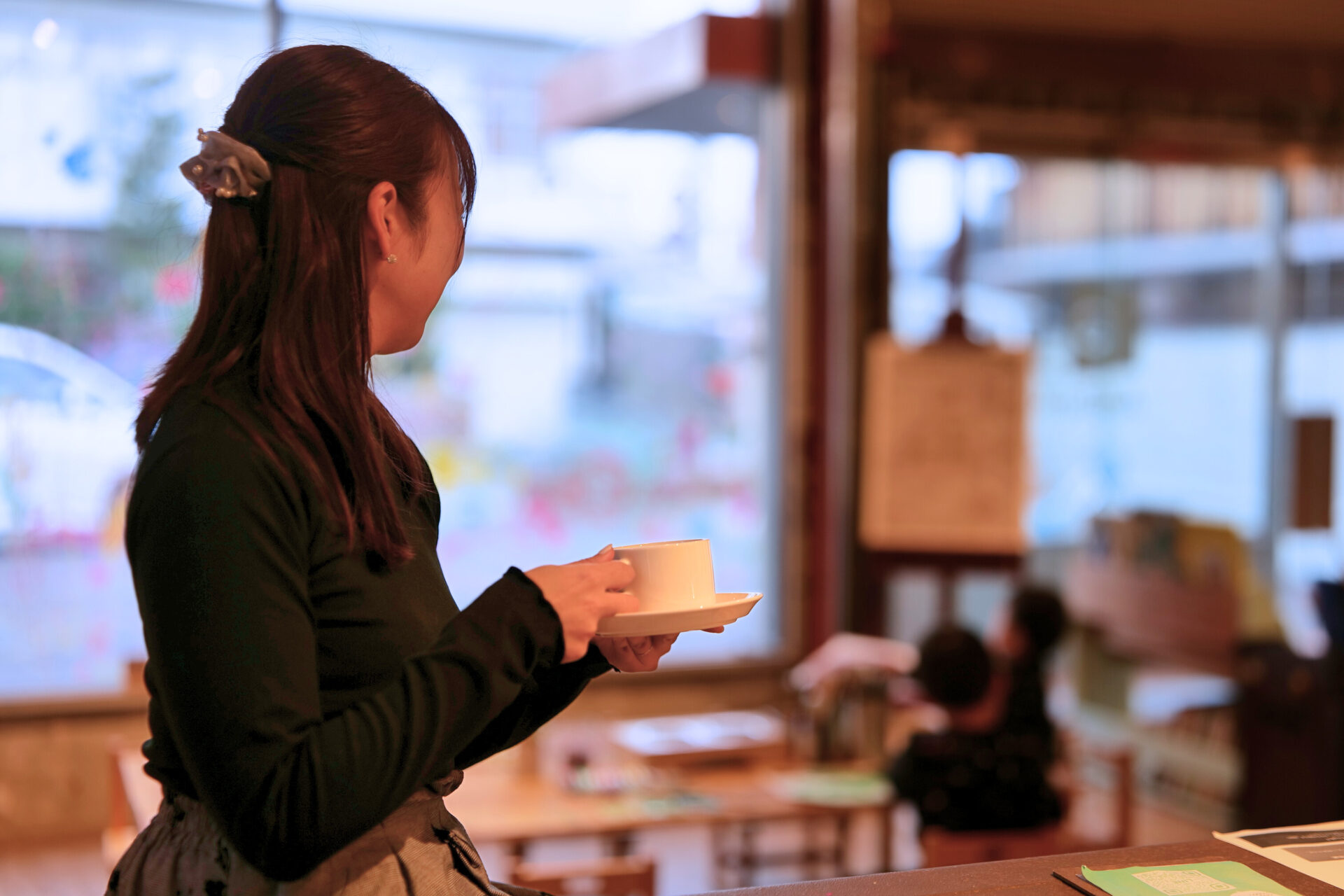 館内のカフェスペースで、ゆったりと子どもを見守るさぬきよファミリーのママ