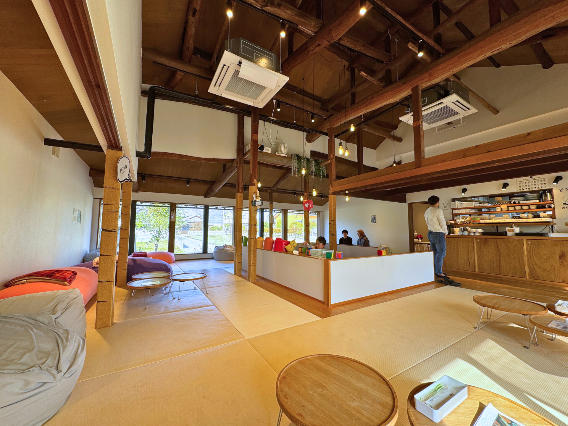 子どもと一緒にくつろげるお座敷ブッフェ「おむすび座」の内観