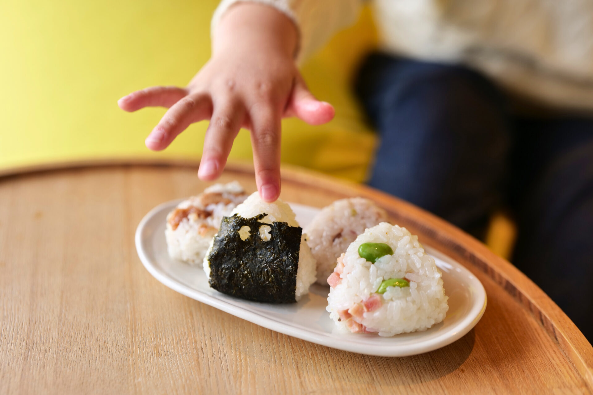 小さめサイズで、色々な味が味わえる食べ放題おむすび
