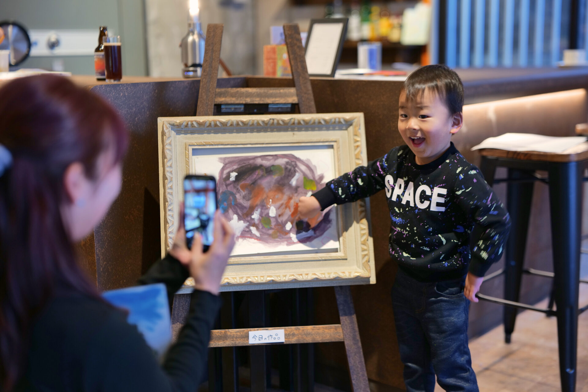 「アートバンク三豊」で描いた絵を自慢するおーちゃんと撮影するママ