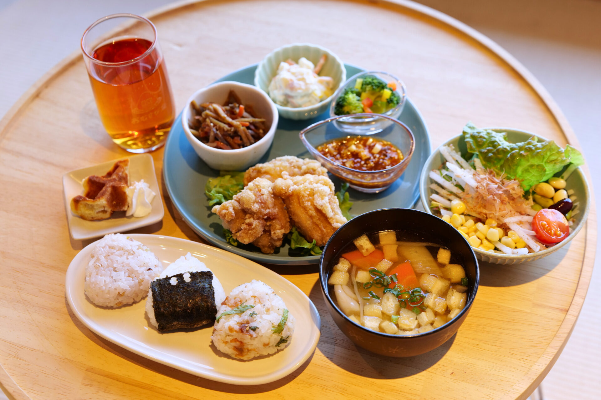 「おむすび座」の月替わりの選べるワンプレートランチ・からあげ