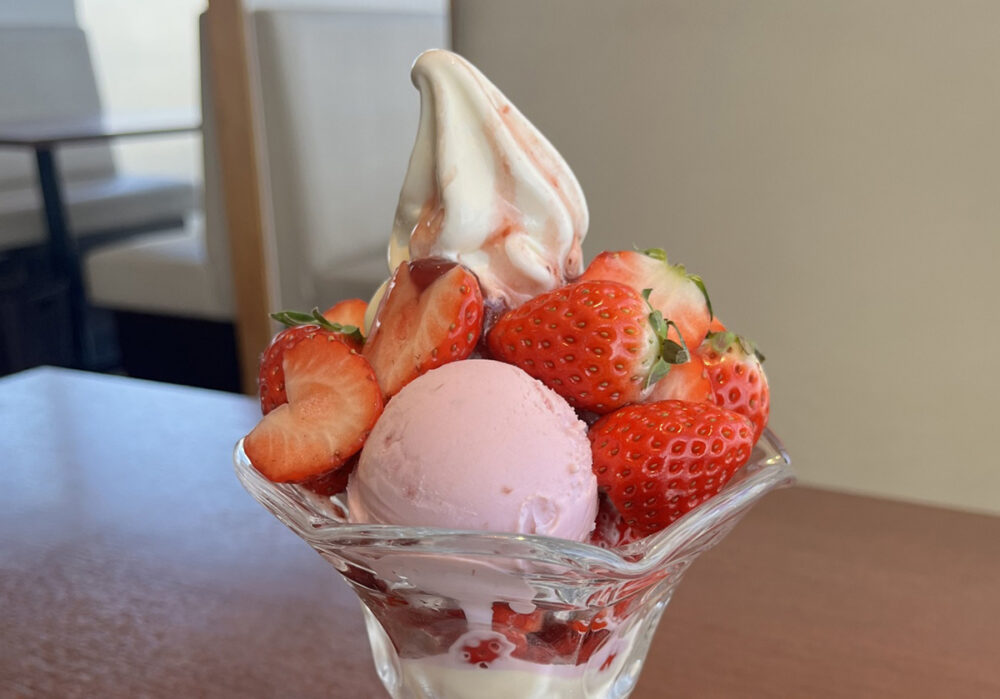 はまきた珈琲の「いちごパフェ」