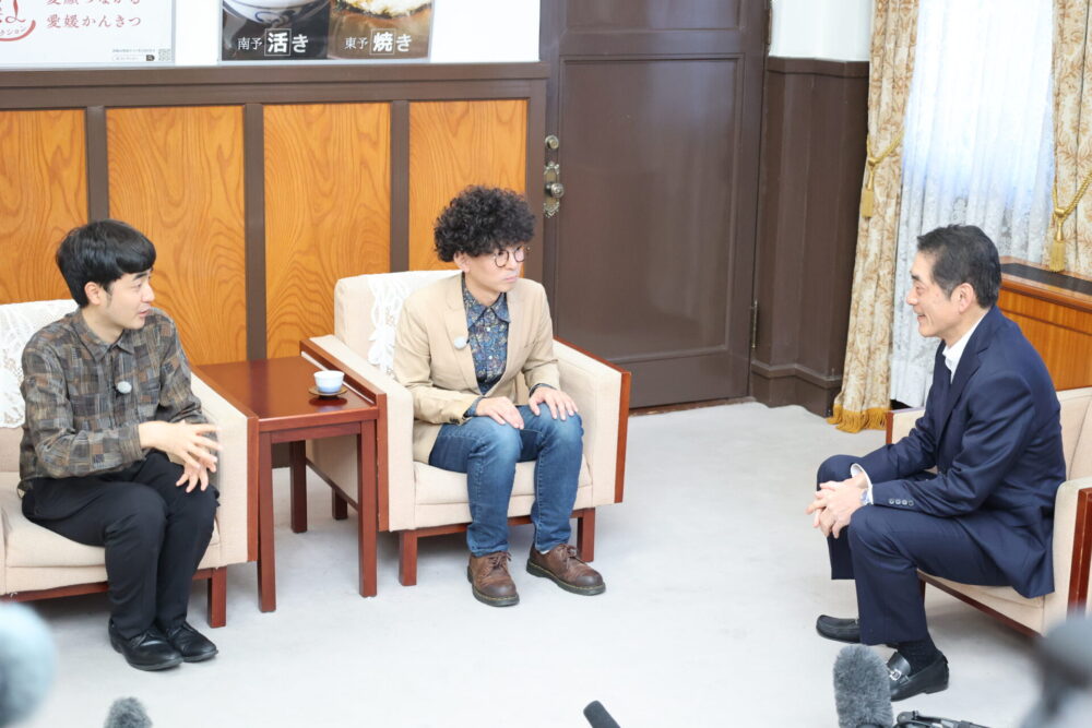 愛媛県知事訪問するたくろうのきむらバンドさんと赤木裕さん
