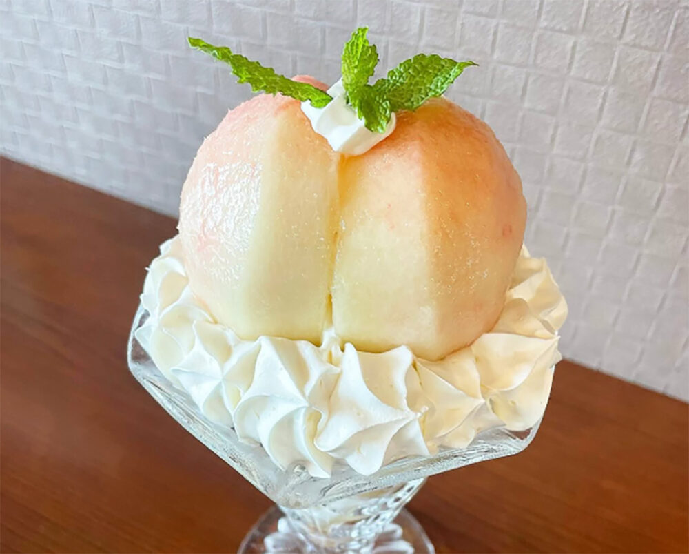 はまきた珈琲の「まるごとももパフェ」