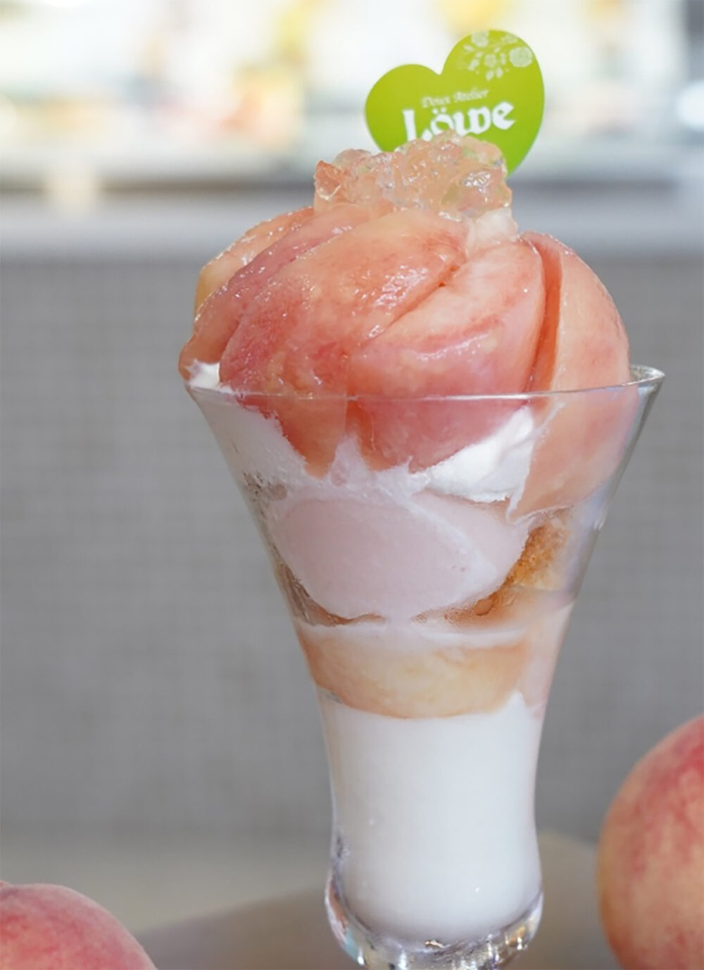 菓子工房ルーヴの「桃パフェ」