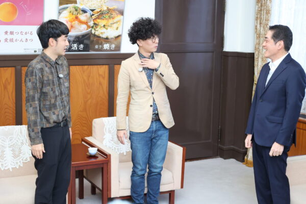 愛媛県知事訪問するたくろうのきむらバンドさんと赤木裕さん