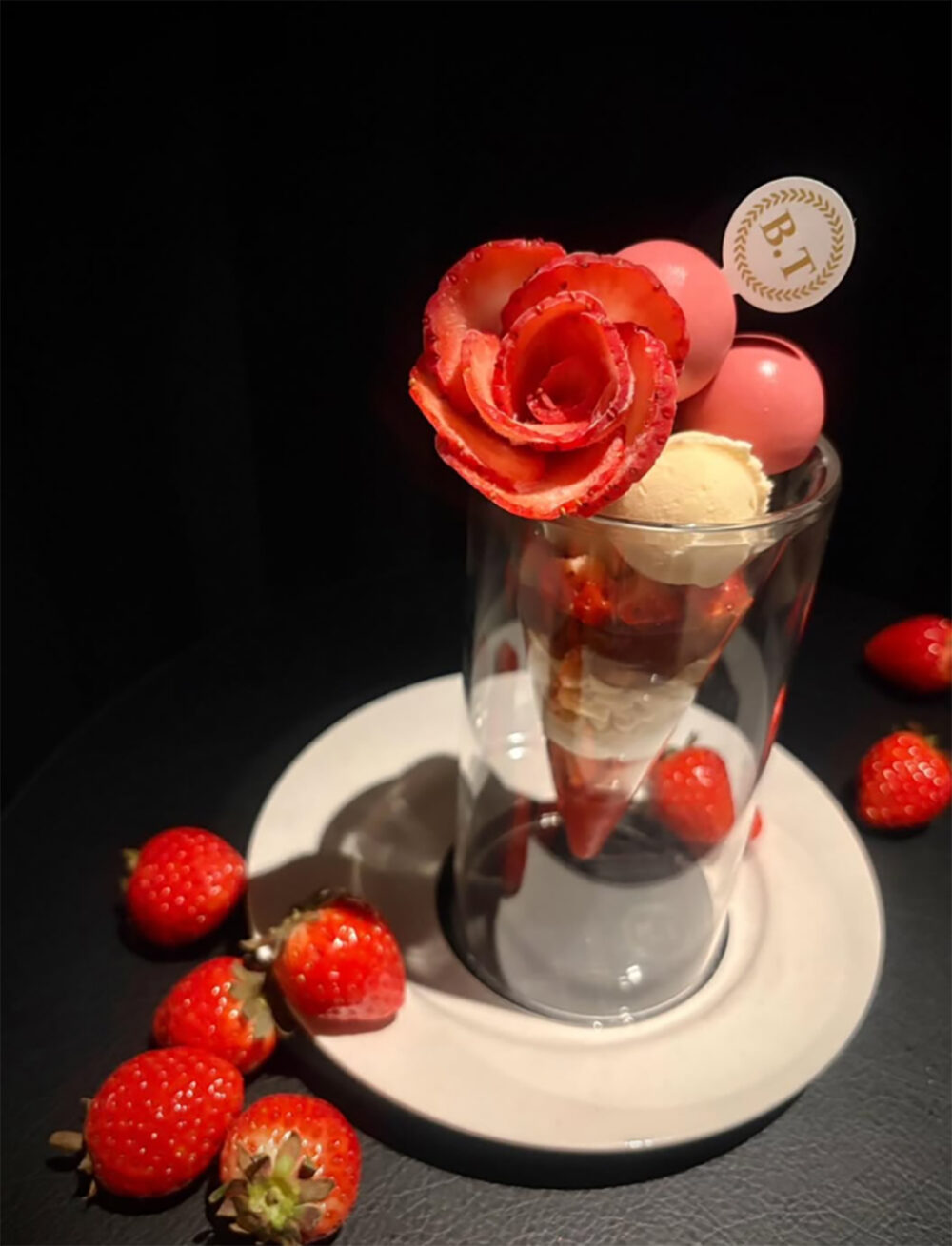 BAR TIEの「いちごパフェ」