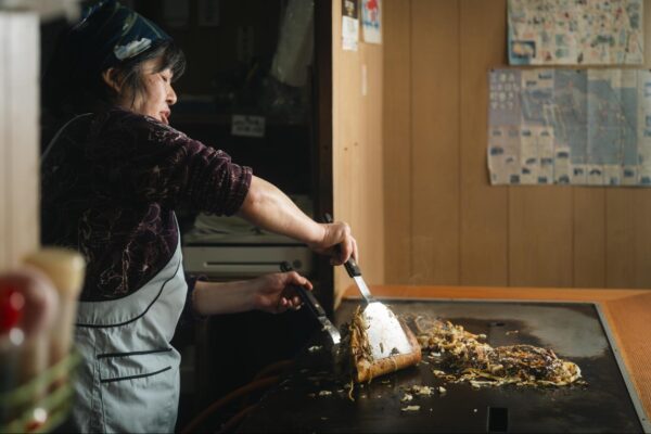 お好み焼き みよしの店員さんが三津浜焼きを焼く様子