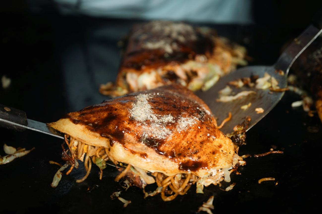 お好み焼き みよしの鉄板で焼く三津浜焼き