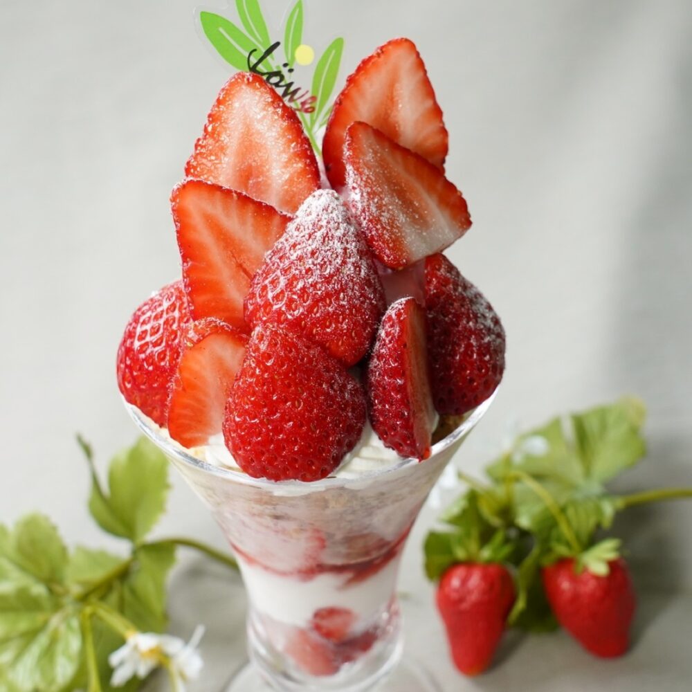 菓子工房ルーヴの「いちごパフェ」