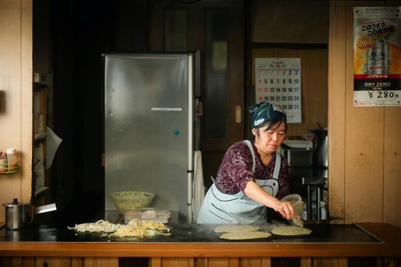 お好み焼き みよしの店員さんが調理している様子