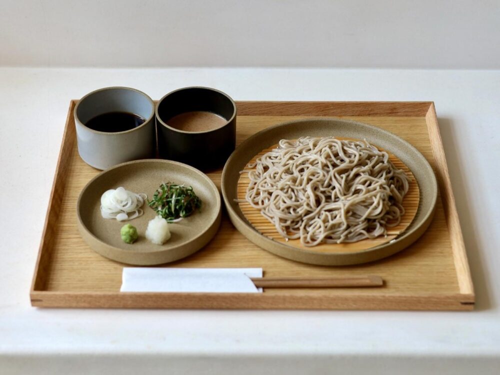 うみねこ堂オーナー夫妻の蕎麦カフェ「わたしのそば」のもりそば 二色つゆ